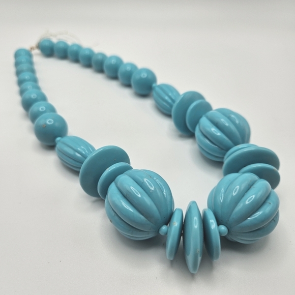 NEW VINTAGE Turquiose Blue Lucite Plastic Carved Beaded Statement Necklace - Picture 7 of 7